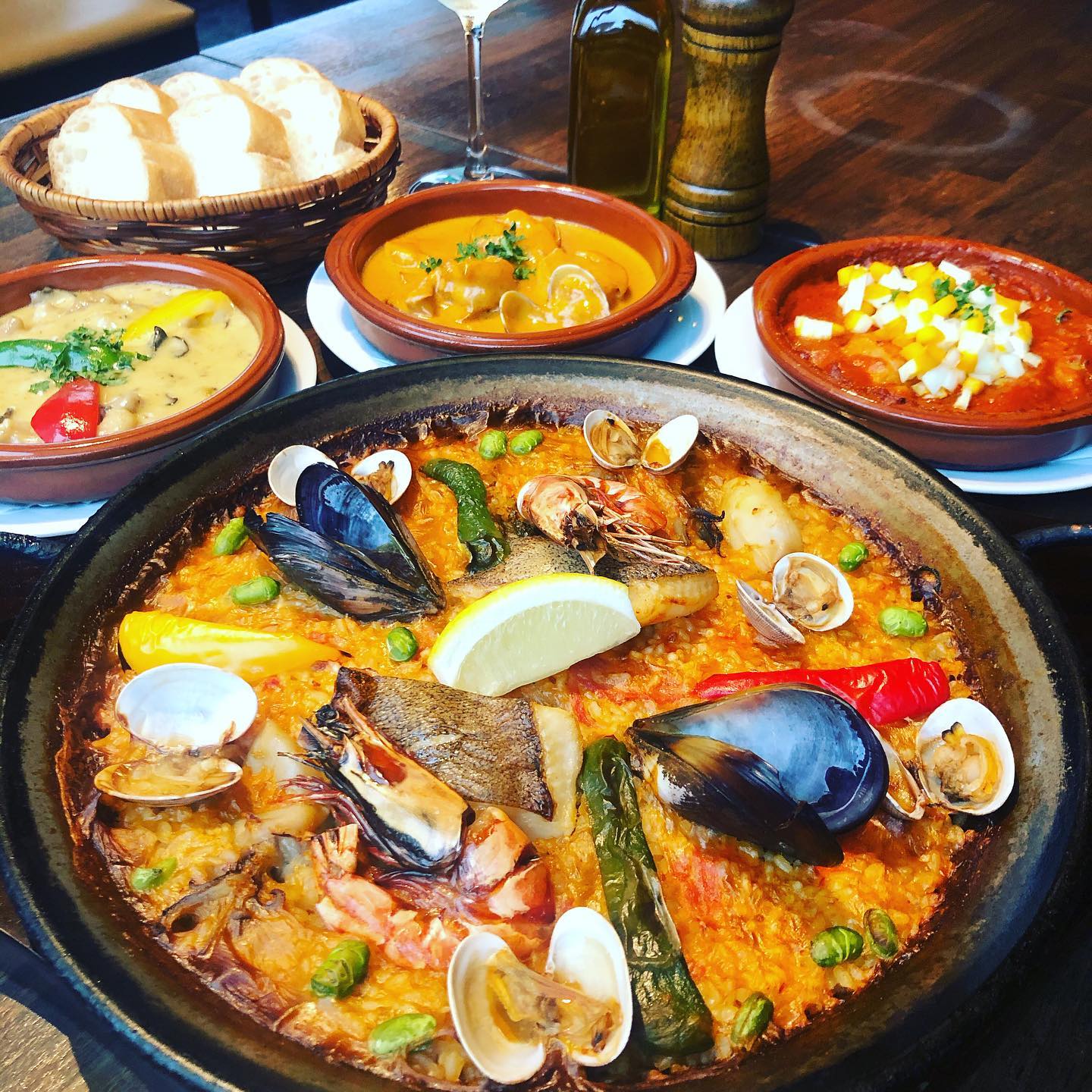 エルカミーノです。
pay pay支払い
最大30%還元
本日7月31日が最終日です!
テイクアウトでもご利用いただけます!
ご家庭で炊き立てパエリアいかがですか?
店内も席間隔を空けて3密防止しながら営業しております。
店内入り口のアルコール除菌と検温のご協力をお願い致します。
メニュー等詳細はコチラ
↓
https://elcamino.hamazo.tv/e8793275.html
お得なテイクアウトワインもご用意しております。
ご家庭で抜栓ができない場合は抜栓してお渡しします。
ぜひ合わせてご利用下さい。
エルカミーノ佐鳴台
053-440-7057
エルカミーノタマチ
0530457-1757
※タマチ店はドライブスルーでお渡し可能です。