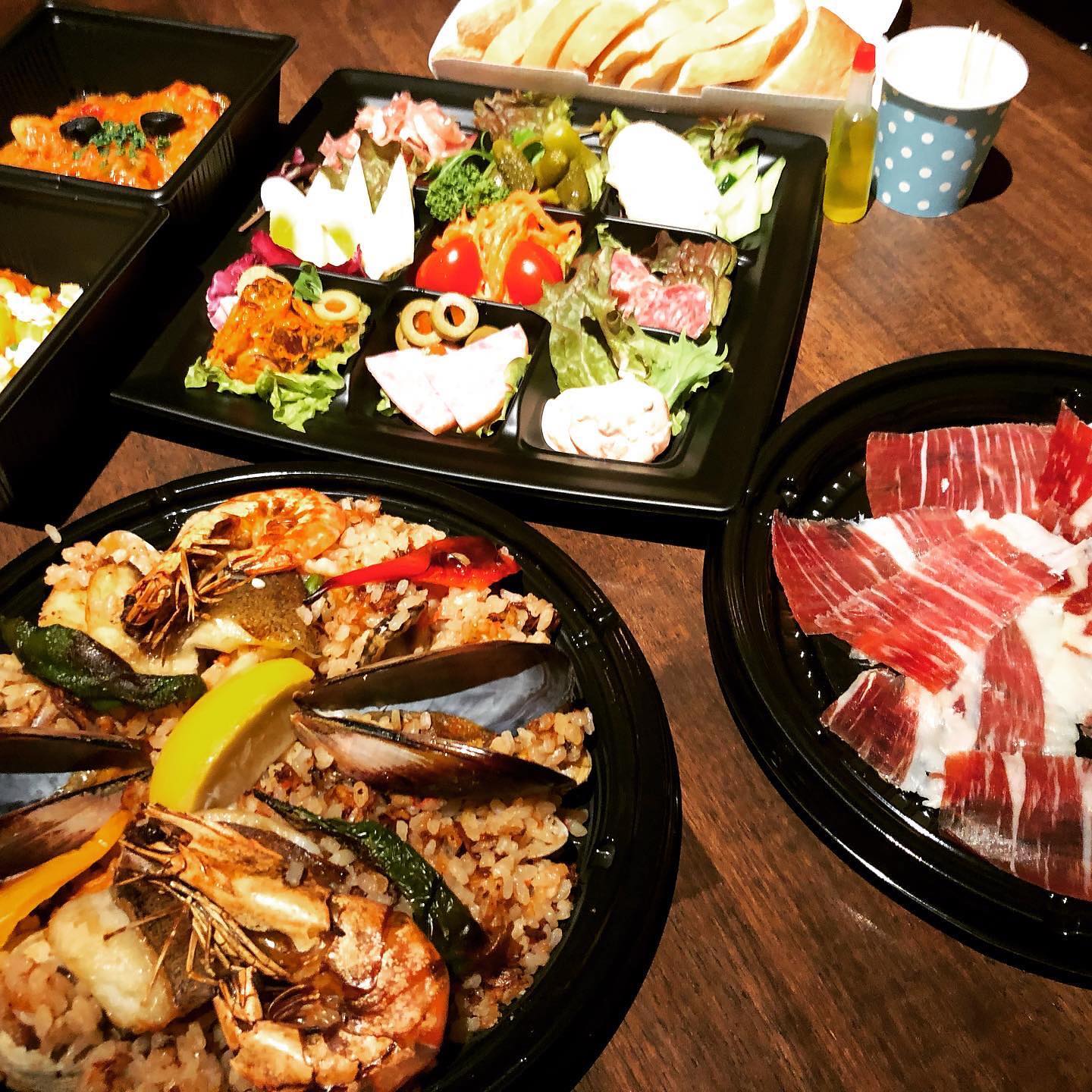 ¡Hola!
スペインレストラン エルカミーノです。
皆様お盆休みのご予定はたてられましたか?
エルカミーノはお盆期間中も3密対策、換気、アルコール消毒を徹底して営業致しております。
ご家族揃ってのお食事に是非ご利用ください。
エルカミーノの料理がご自宅でお楽しみいただけますよう、テイクアウトやタクシーデリバリーもご用意しております。
コチラもぜひご利用ください。
詳細はコチラ↓
https://elcamino.hamazo.tv/e8793275.html
プロフィールからもご覧いただけます。
エルカミ―ノ佐鳴台
053-440-7057
浜松市中区佐鳴台3-54-45
エルカミーノタマチ
053-457-1757
中区田町325-1渥美ビル3F
田町店に車でお越しのお客様には、ドライブスルーでお渡しできるよう、下までお運び致します。
両店舗共に、お盆休み期間中は11日のみ休業となります。
よろしくお願い致します。