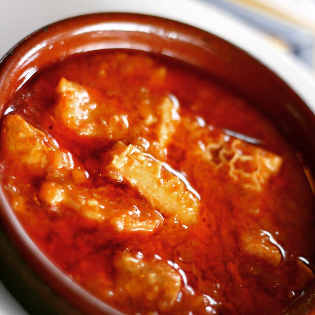 冬の限定メニュー♪
『カジョスマドリレーニャ』
ハチノス、小腸、シマチョウ、ミノを煮込んだスペイン風もつ煮込み。
少しピリ辛に仕上げた大人のおつまみ!! 仕込みに時間と手間のかかったシェフ泣かせな一品。
1150円
エルカミーノ
浜松市中区佐鳴台3-54-45
Lunch 11:30-14:00(L.O)
Dinner 17:00-23:00(L.O)
053-440-7057
定休日:月曜日