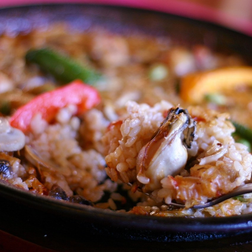 冬限定パエリア🥘始まりました!
『広島県宮島産牡蠣ときのこのパエリア』
2名様分2400円 3名様分3600円
プリプリの牡蠣のアヒージョも大好評!
エルカミーノ冬の定番メニュー
もつ煮込み
『カジョス』も始動です(^^)/
お気軽にお問い合わせ下さい。
テイクアウトも継続してご用意しております!
クリスマス、年末年始に
ご自宅で鉄鍋パエリアはいかがですか?
エルカミーノではパエリアを鉄鍋のままテイクアウトできます!!
鍋は「洗わずに」返却してください。後日、お手隙な時OKです。
是非ご家庭で本格的なパエリアをお楽しみください!
いつでも食べられる、急速冷凍真空スペイン料理も始まりました!
冷凍庫で賞味期限は約2ヶ月です。エルカミーノの自慢の料理を自宅の冷凍室に♫
湯煎や、レンジで出来立ての味をお楽しみいただけます
パエリアから煮込み料理、アヒージョまで、各種取り揃えております
エルカミーノ通販サイト
https://shop.elcami.info/
エルカミーノHP
https://www.elcami.info/
※通販用、真空パエリア等もご予約いただければ店頭渡し可能です
佐鳴台店移転しました!
お気をつけください。
エルカミーノ佐鳴台
053-440‐7057
浜松市中区佐鳴台1‐11‐5 サーラプラザ佐鳴台
定休日:月曜・第2火曜
11時~21時半
エルカミーノ タマチ
053-457-1757
浜松市中区田町325‐1 渥美ビル3F
定休日:日曜日・第2火曜日
月から木 17時~24時
金・土 17時〜27時