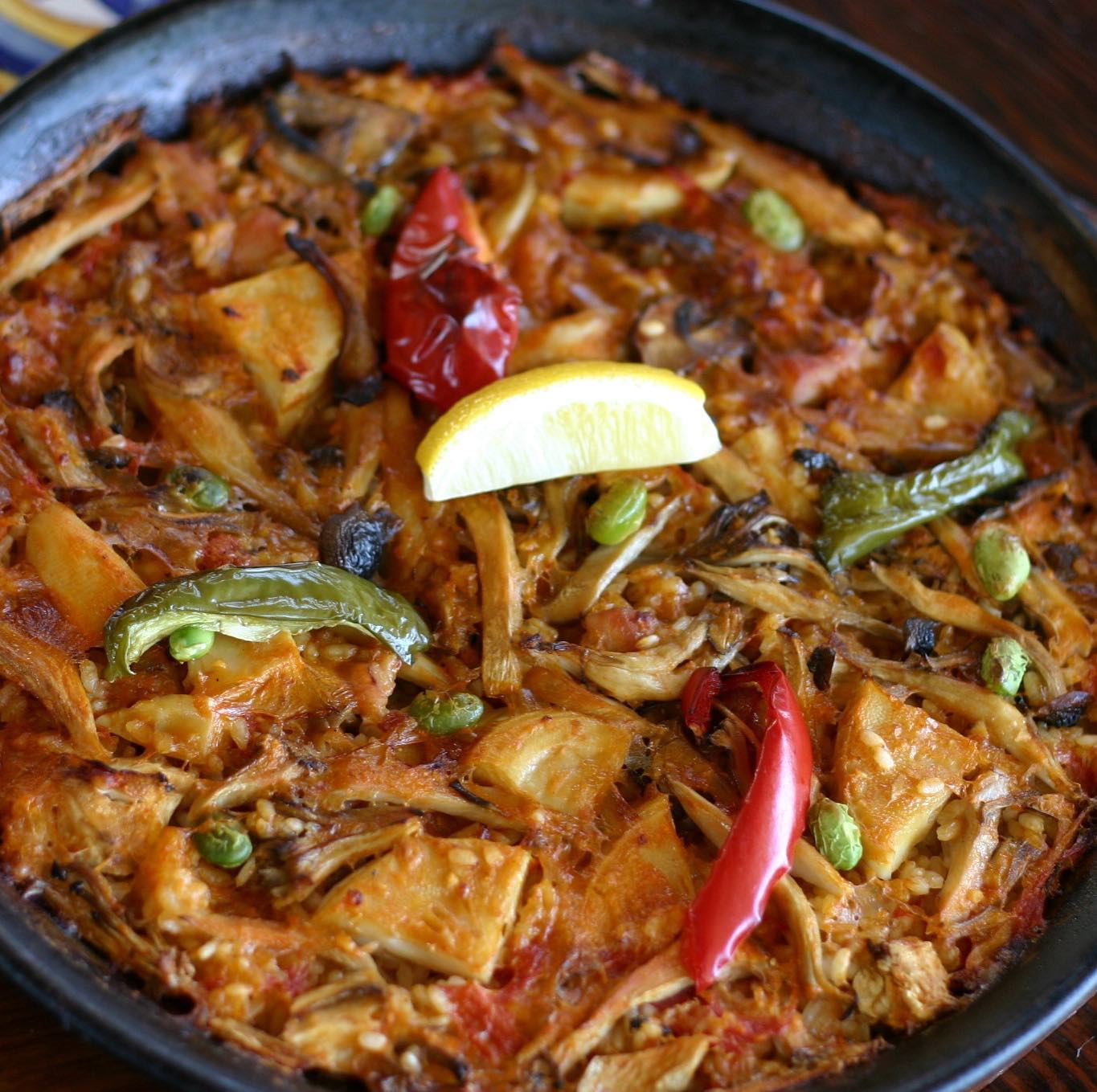 『タケノコとキノコと鶏肉のパエリア』
2名様分 2600円(税込)
3名様分 3900円(税込)
筍の食感がたまらない、スペイン風筍ごはんです。
山の香り広がる、筍、茸、鶏肉は相性抜群です。
和テイストなパエリアです。
ぜひお試しください!!
GW期間中は休まず営業致します。
※6日がお休みになります。
エルカミーノ佐鳴台店
053-440-7057