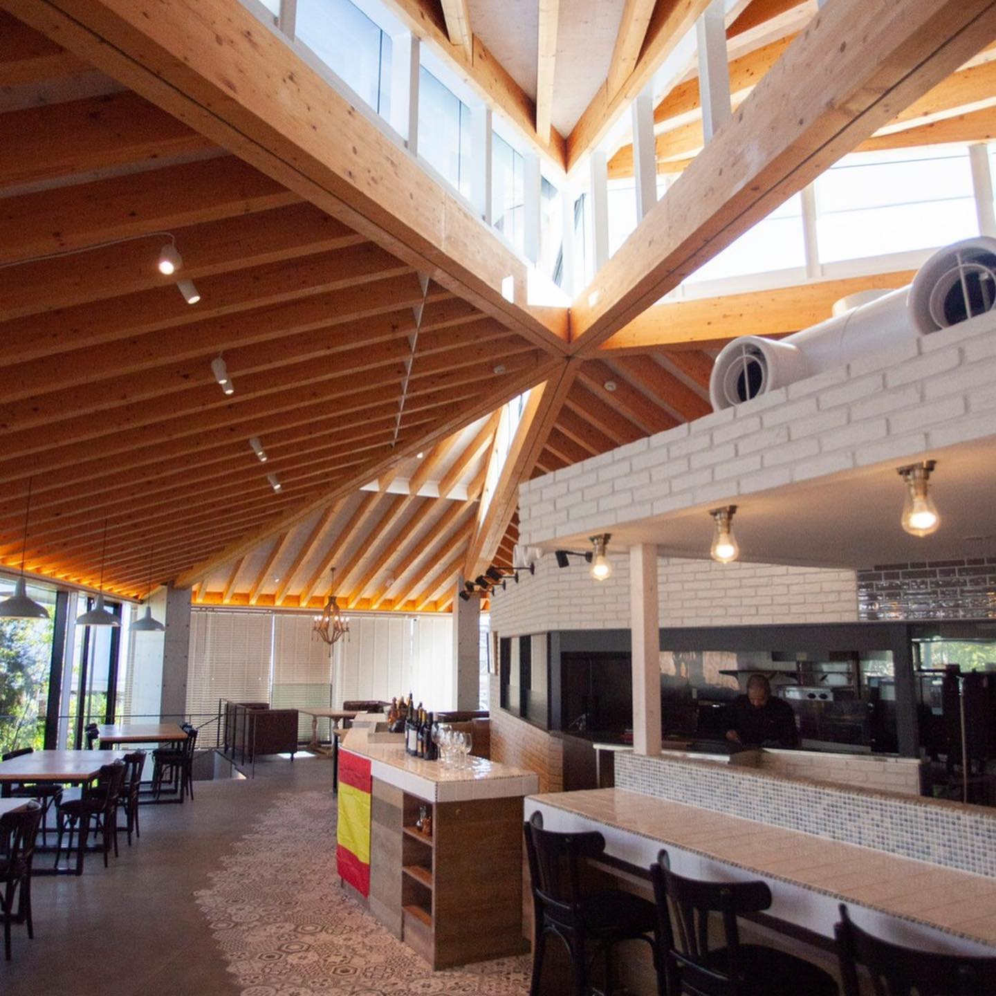 GW期間中は店内営業も感染対策を徹底して
休まず営業致しております(^^)/
テラス席もご用意があります。
ぜひご利用下さい♪
エルカミーノでは、テイクアウト、タクシー配送でも炊き立てパエリアをご用意しております。
おうちごはんでパエリアはいかがですか?
☆テイクアウト各店舗までお電話 下さい。
エルカミーノ佐鳴台店
11:00~21:30
053-440-7057
エルカミーノタマチ
17:00~24:00
053-457-1757
各種メニューや
タクシー配送、冷凍通販の詳細は
『エルカミーノはまぞう』
で検索して下さい。