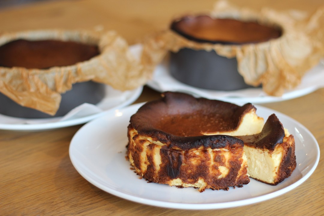 エルカミーノの
バスクチーズケーキを
「婦人画報のお取り寄せ」
に掲載していただきました。
是非ご覧いただけたらと思います。(^^)/
「婦人画報のお取り寄せ」で検索♬
緊急事態宣言延長に伴い
9月30日(木)まで
営業時間短縮致します。
酒類の提供は終日自粛します。
店内飲食は感染対策を徹底して営業致しております。
エルカミーノ佐鳴台
浜松市中区佐鳴台1‐11‐5
サーラプラザ佐鳴台
053-440-7057
営業時間
11:00~20:00
通し営業でお料理ご用意致します。
※11:00~14:00はお得なランチメニューあり
※テラス席もあり♪気持ちよい季節です。
エルカミーノタマチ
浜松市中区田町325‐1
渥美ビル3F
053-457-1757
16:00~20:00
個室6部屋あります。
2名様からご利用可能です。
※テイクアウトはゆりのき通りでドライブスルー可
エルカミーノ佐鳴台・タマチ
両店舗の
テイクアウトメニュー
や冷凍通販等詳細は
https://elcamino.hamazo.tv/
からご覧いただけます。
是非ご自宅でパエリアを楽しみましょう!
鉄鍋でお渡しも可能です!(要返却)
ピンチョスセットは手巻き寿司感覚でお楽しみいただけます。
(^^)/
ストックできる冷凍もテイクアウトでご用意できます。
冷凍のバスクチーズケーキもご用意できます。
お気軽にお問い合わせ下さい。
タクシーデリバリーの
フーデリックスは
9月30日まで
キャッシュバックキャンペーン開催中!
テイクアウトは
佐鳴台店は
通し営業で
11:30~20:00
受け渡し可能です。
佐鳴台店:053-440-7057
田町店は
16:00~20:00
ゆりの木通りドライブスルー
でお渡し可能です。
※20時以降のテイクアウトは要予約で承ります。
田町店:053-457-1757