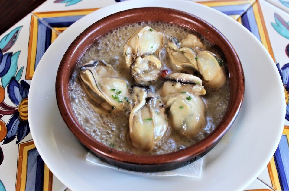 エルカミーノ
冬限定メニューです。
(^^)
『カジョスマドリレーニャ』
ハチノス、牛モツを煮込んだスペイン風もつ煮込み。。
毎年大人気のエルカミーノ冬の定番。
少しピリ辛に仕上げた大人のおつまみです。
どこにも負けない自信アリ️
1300円
『広島県宮島産の牡蠣のアヒージョ』
濃厚でクリーミーな広島産の牡蠣のアヒージョ。
ぷりっぷりで濃厚な広島宮島産の牡蠣です。
カキの旨味たっぷりのオリーブオイルソースは是非バケットとご一緒に。
1200円
『広島県宮島産牡蠣ときのこのパエリア』
牡蠣の旨みがぎゅっっっーーーっっと詰まったスペイン風牡蠣ご飯。
濃厚プリプリの牡蠣のエキスが染み込んだご飯は本当に美味です。
きのことの相性も抜群です。
やっぱり冬は牡蠣ですね!
2名様分 2600円
3名様分 3900円
※価格は税込みになります。
12月31日、1月1日、2日、6日
は休業とさせていただきます。
エルカミーノ佐鳴台
浜松市中区佐鳴台1-11-5
サーラプラザ佐鳴台
053-440-7057