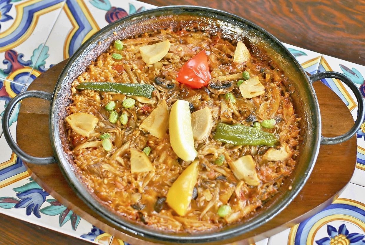 ♪春の限定メニュー♪
『筍とキノコと鶏肉のパエリア』
筍でパエリア炊くと、なぜかホッコリ。
2名様分 2600円
3名様分 3600円
『アイナメとアサリのアヒージョ』
程よく脂の乗った北海道産アイナメとアサリの旨味たっぷりソースはぜひパンとご一緒に♪
『ホタテの稚貝スープ仕立て』
北海道産ホタテの稚貝をソフリットを使いスープ仕立てに。野菜の旨味とホタテの旨味は格別です。
陽気な季節はテラス席もおすすめです🌞
お食事は全て通し営業でご用意しております。
遅めの昼食、早めの夕食にも是非♪
エルカミーノ佐鳴台
浜松市中区佐鳴台1-11-5
サーラプラザ佐鳴台
053-440-7057
11:00〜21:30