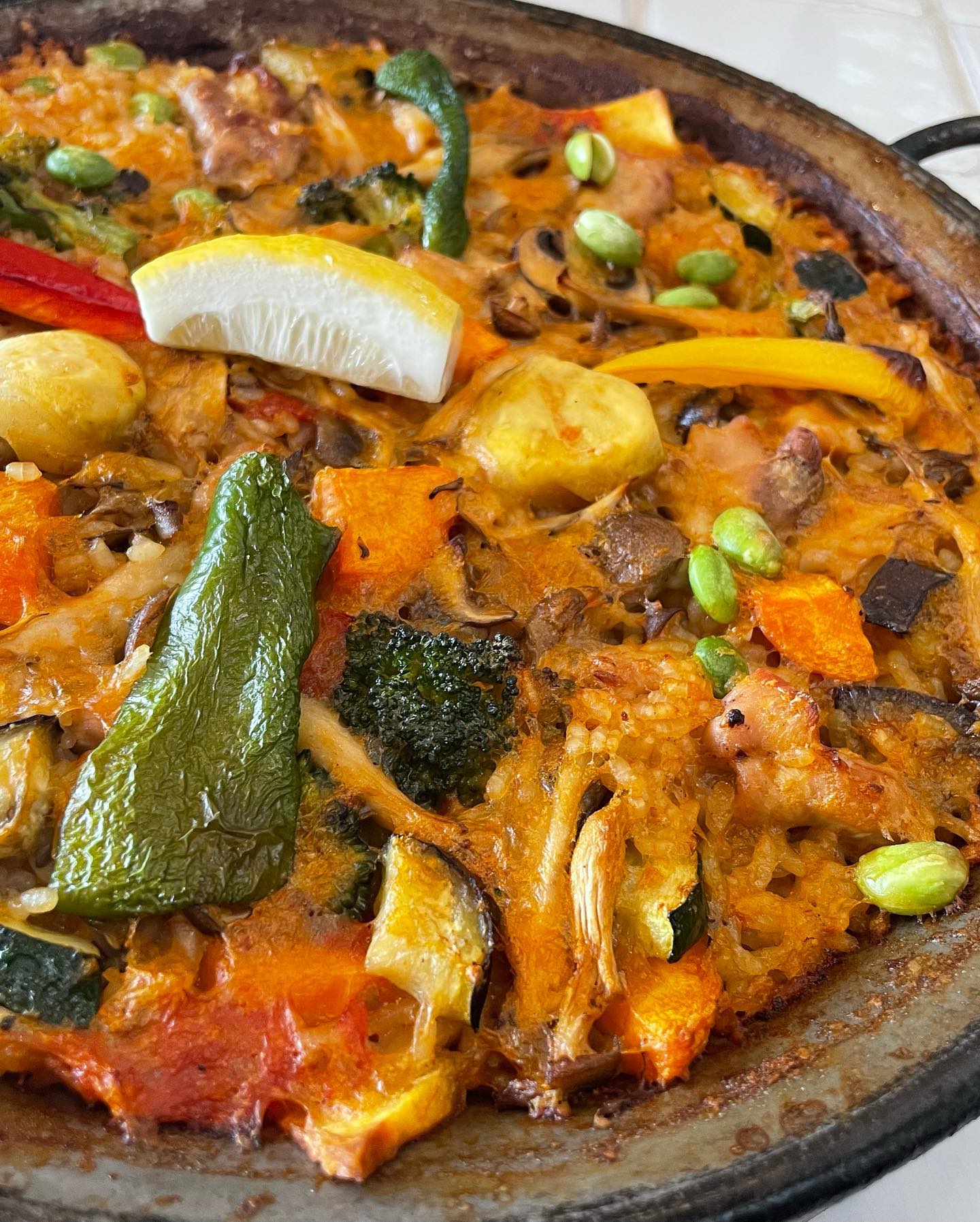 『秋野菜と茸と鶏肉のパエリア』
2名様分 2600円(税込み)
3名様分 3900円(税込み)
さつまいも、人参、なす、ズッキーニ、ブロッコリー、しめじ、まいたけ、エリンギ、マッシュルーム、栗、鶏肉の入ったパエリア。旬の食材をふんだんに使用したパエリアは秋の風味、旨味が口いっぱいに広がります。女性に人気のヘルシーなパエリアです♪
ぜひお試しください!
テイクアウトでも秋限定メニューご用意できます。
是非ご自宅でも秋のスペイン料理をお楽しみ下さい。
エルカミーノ佐鳴台店
053-440-7057
浜松市中区佐鳴台1‐11‐5 サーラプラザ佐鳴台
11:00-21:30
通し営業です。
お昼はランチメニューあり♪
定休日:月曜・第二火曜
定休日が祝日は営業します。翌日休み。