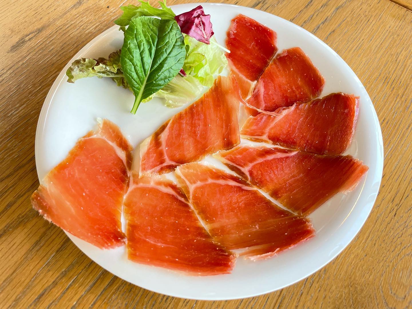 エルカミーノ佐鳴台
期間限定メニュー
スペイン白豚生ハム
ハモンセラーノ レゼルバ
14ヶ月熟成
25g 550円
期間限定生ハムです。(^^)
切り立てをお楽しみください。
いつも切っているイベリコベジョータよりはさっぱりとしたスペイン生ハムです。
是非食べ比べてみてください♫
11:00-21:30
通し営業です。
エルカミーノ佐鳴台
053-440-7057
浜松市中区佐鳴台1-11-5
サーラプラザ佐鳴台