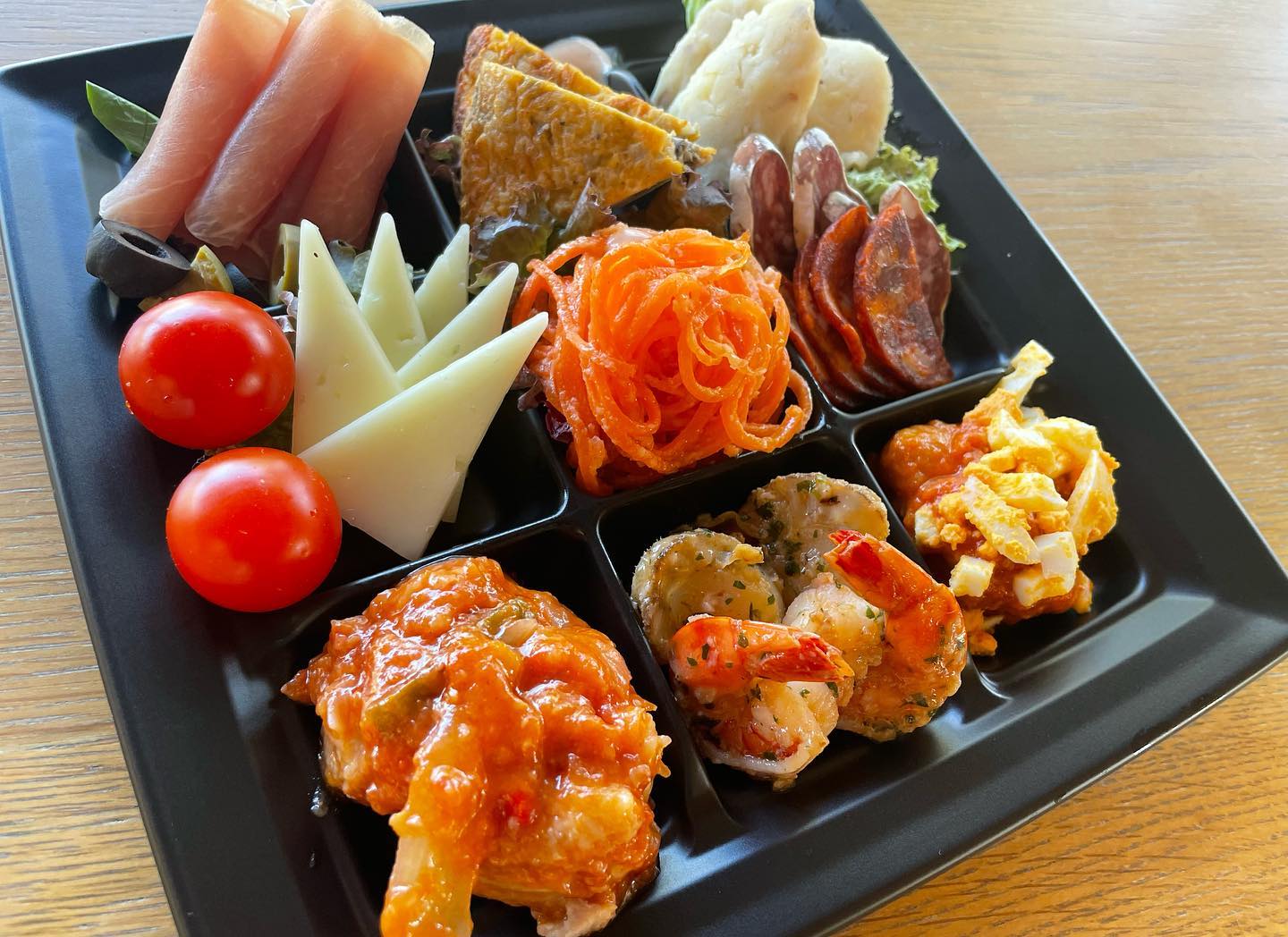 先日、オードブルのご注文いただきました!!
誠にありがとうございました。
エルカミーノ両店舗では、オードブルのご予約も承ります。
3,000円から、ご予算に応じてご用意可能です。
写真は約2名様分3,000円(税込)オードブルです。
エルカミーノの人気タパスがぎゅっと詰まったオードブルです。
是非ご自宅でのお酒のお供にご活用ください♪
両店舗共に、12/31・1/1・1/2は休業となります。
エルカミーノ佐鳴台
浜松市中区佐鳴台1-11-5
11:00〜21:30
053-440-7057
エルカミーノタマチ
浜松市中区田町325-1-3F
17:00〜24:00
053-457-1757