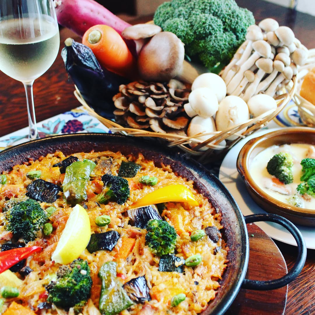 エルカミーノ佐鳴台店です。台風の爪跡で足場が少しかかっておりますが、本日から元気もりもり通常営業しております!!
秋の味覚満載スペイン料理でお待ちしております(^^)
エルカミーノ佐鳴台
053-440-7057