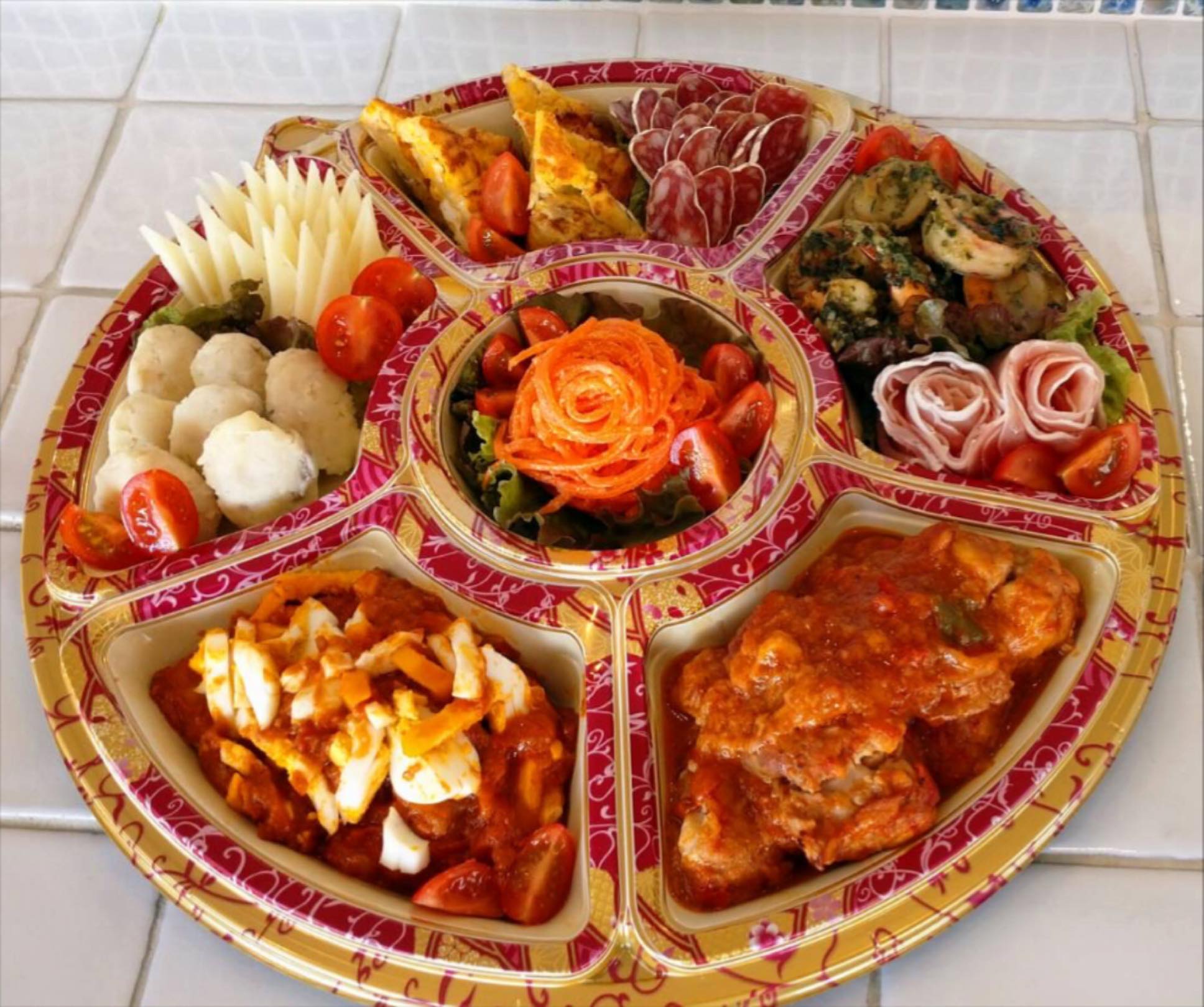 テイクアウトの「オードブル」
ニンジンサラダやスペインチーズ・トルテイージャ・鶏肉のチリンドロン
などエルカミーノの人気メニューを取り揃えました♪
お家パーティやご自宅でのおつまみにもおすすめです♪

写真は5名様分　¥7500税込　です
2名様分から承っております。



053-440-7057
浜松市中央区佐鳴台1-11-5サーラプラザ佐鳴台
11:00〜21:00(通し営業)
11:00−14:00(lunch)