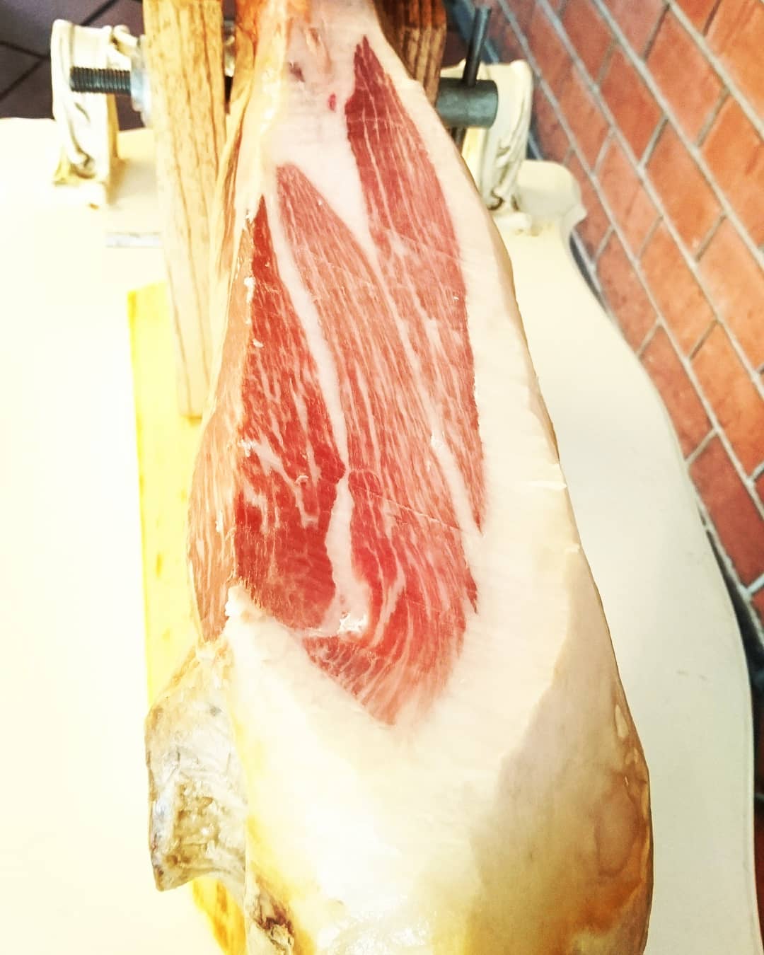 「エルカミーノタマチ店3周年感謝祭」といたしまして、ハモンセラーノ(生ハム)がお一人様¥500(税別)で食べ放題
是非この機会にハモンセラーノをご堪能下さい ※期間 佐鳴台店 11/19(火)~11/22(金)
※田町店 11/18(月)~11/21(木)
※ディナータイムのみ
※皆さまそろってのご参加となります